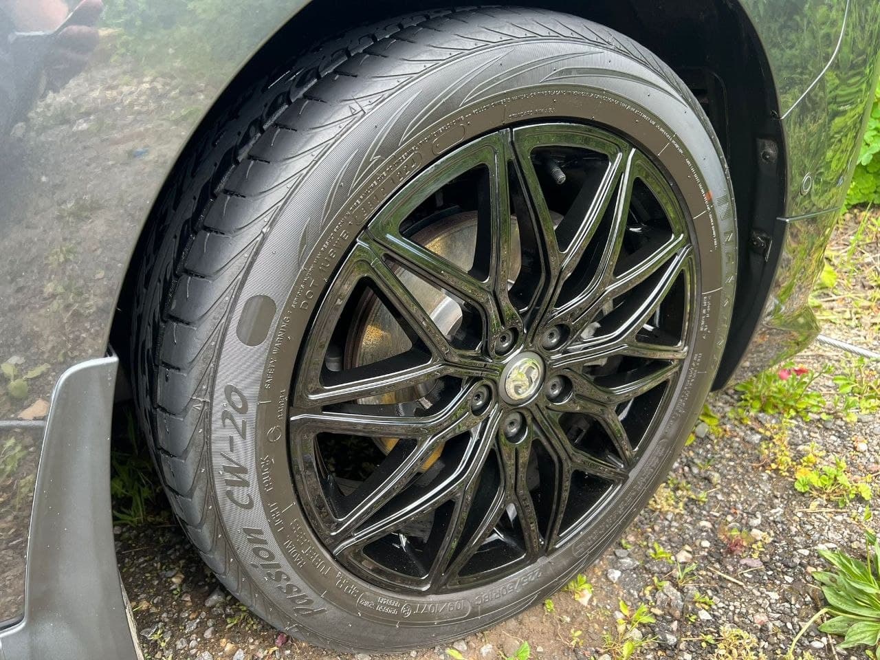 Tyre and wheel after cleaning, glossy black finish
